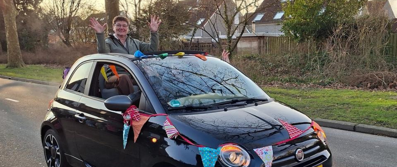 Juf Vennie Palts viert 40 jaar in het onderwijs: feestelijke huldiging op basisschool Het Zuiderlicht in Dronten