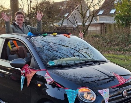 Juf Vennie Palts viert 40 jaar in het onderwijs: feestelijke huldiging op basisschool Het Zuiderlicht in Dronten